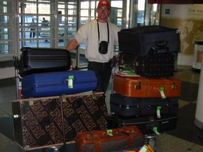 Reise im Jahr 2003 mit 36 Koffer und einem Autogetriebe nach Kenia