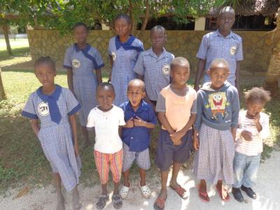 10 der 11 Mitarbeiterkind, die 2014 die Nice View Schule besucht haben
