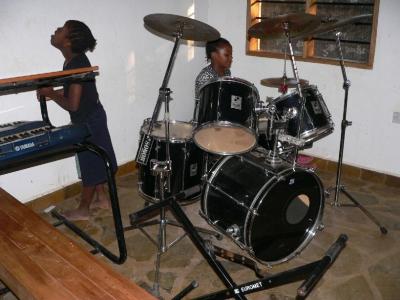 Mia am Schlagzeug