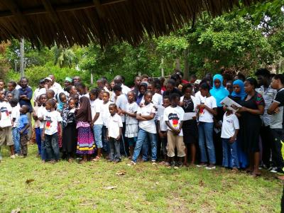 Trauerfeier: die Kinder und Mitarbeiter singen ein Lied
