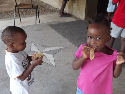 Daniel und Jamila essen Chapati