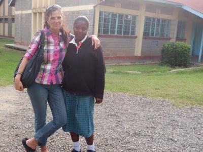 Mama Gudrun besucht Mwanajuma in ihrer Schule