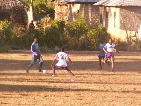 Fußballspiel in Msambweni