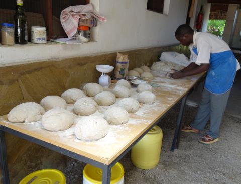 Abinayo backt Brot
