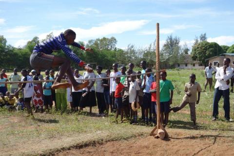 Leichtathletikwettkampf der Schule - Kahindi beim Hochsprung