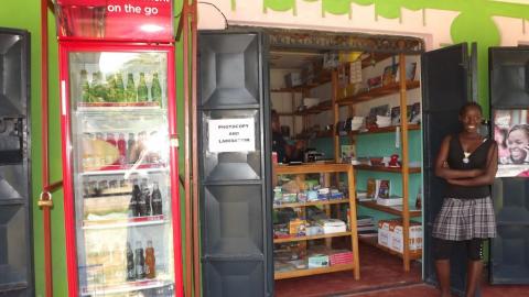 Regina vorm Bookshop