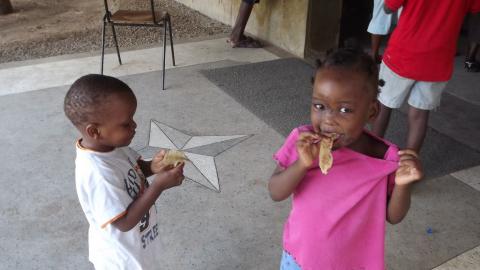 Daniel und Jamila essen Chapati