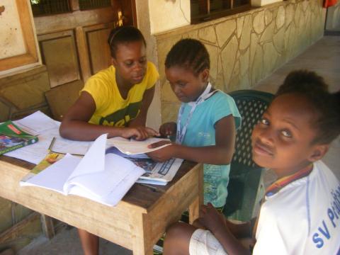 Mwanahalima, Betty und Jolene (von links)