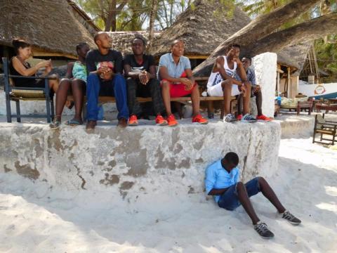 mit Mama Gudrun am Strand in Diani
