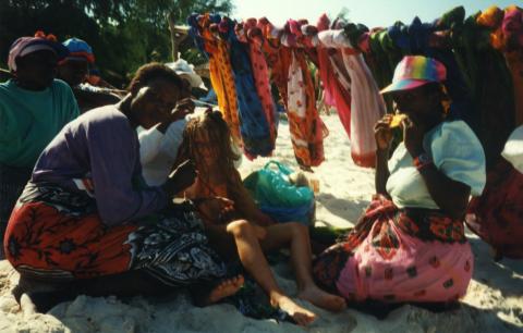 Am Strand lernten wir 1996 Edith kennen und hatten unseren ersten Kontakt mit Kenianern. Hier Denise beim Haare flechten....