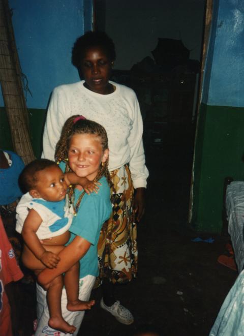 Denise mit einem der vielen Kinder der alleinerziehenden Mutter Edith....