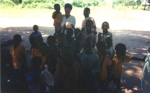 1996_Gudrun_in_Mitten_von_Kindern