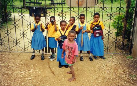 Die Kinder in der staatlichen Schuluniform..... ( Amina, Haji, Mwanasha small, Fatuma, Mwanahalima, Saumu & ganz vorne Kahindi)