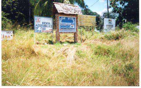 An der Kreuzung in Msambweni, sehen Sie unser Schild, das auf das Kinderdorf hinweist. Von hier noch ca. 3km...