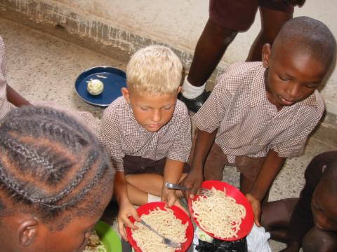 Mittagspause in der Misingi Bora Schule (im Bild Pascal & Kahindi)