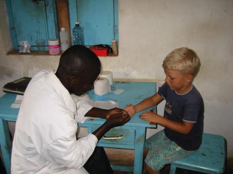 Pascal beim Malariatest in der Praxis von Dr. Godfrey Mashanga in Msambweni...
