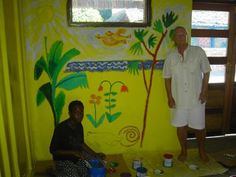 in 2005 hatten wir Besuch von einer Malerin, die das Klassenzimmer mit den Kids bemalt hatte....