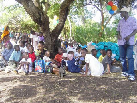 Weihnachtsaktion am Dorfplatz von Msambweni .....