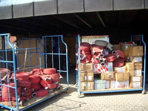Hilfscontainer 2006, der in 89297 Roggenburg beladen wird....