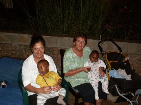 Gudrun mit ihrer Mutter und zwei Kleinen Joshua & Neema....