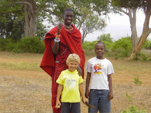 Pascal & Fatuma mit einem Massai....