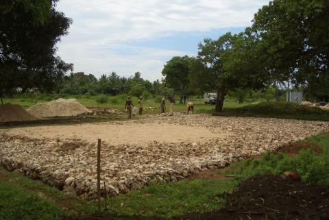 Das erste Haus auf Nice-View-Children`s-Village II wird gebaut.....