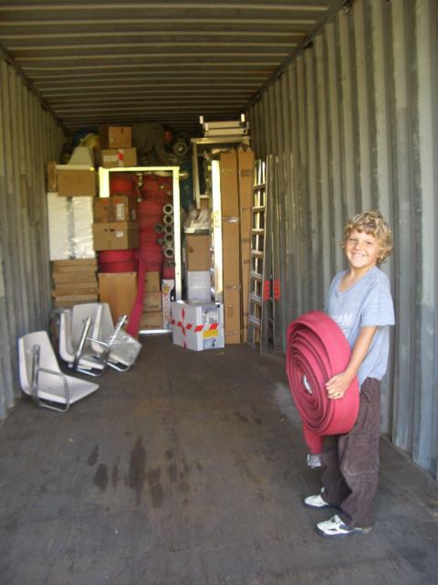 Hilfscontainer 2006, der in 89297 Roggenburg beladen wird....