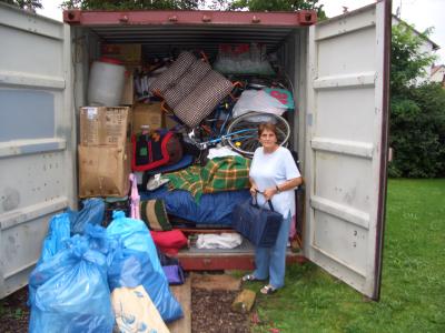 Beladung eines Hilfscontainers 2005 in Roggenburg