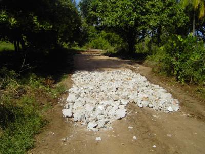 Reparatur der Strasse ins Kinderdorf vor der bevorstehenden Regenzeit