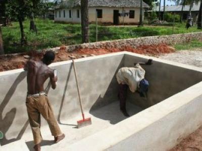 2006: Bau eines Wasserbeckens für die Bauarbeiten