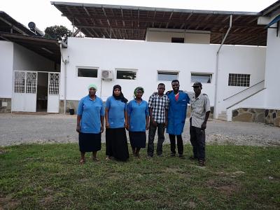 das Klinikteam mit Mwanahalima und Francis