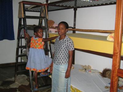 Mädchenzimmer Mwanasha und Sarah_Apr09.jpg