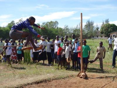 Leichtathletikwettkampf der Schule - Kahindi beim Hochsprung