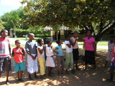 Mwanahalima spielt mit den Kindern