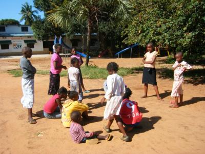 Mwanahalima spielt mit den Kindern