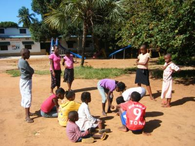 Mwanahalima spielt mit den Kindern