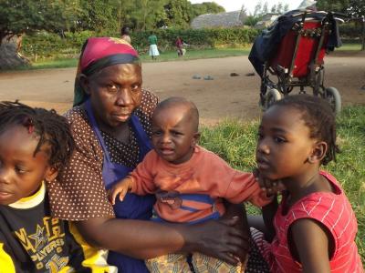 Mama Olesia mit Agape, Daniel und Caroline