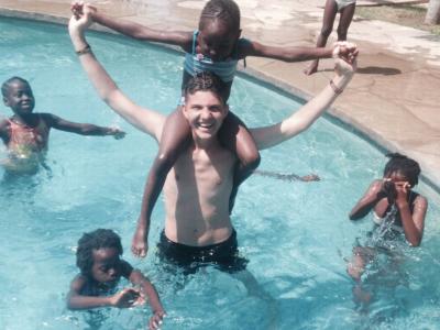 Pascal mit den Kindern beim Schwimmunterricht