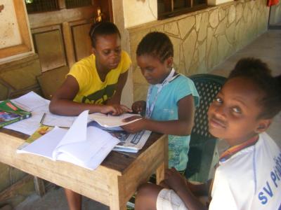 Mwanahalima, Betty und Jolene (von links)