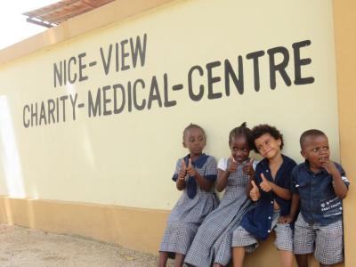 Michelle, Faith, Timo und Daniel vor der Klinik