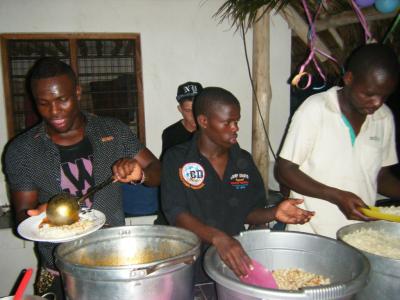 Abendessen (links Francis, rechts Abinayo)