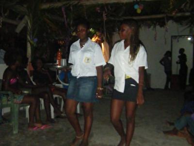 Modeschau (links Mwanajuma, rechts Leah)