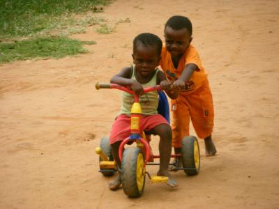 Daniel (rechts) mit Omari