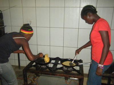 Leah (links) und Regina machen Chapati