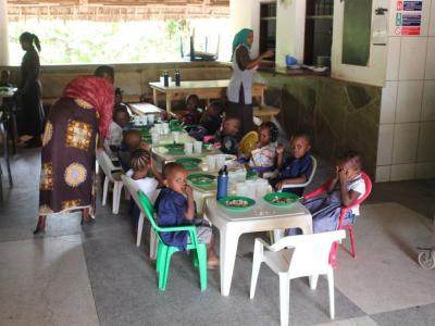 der Kindergarten beim Mittagessen