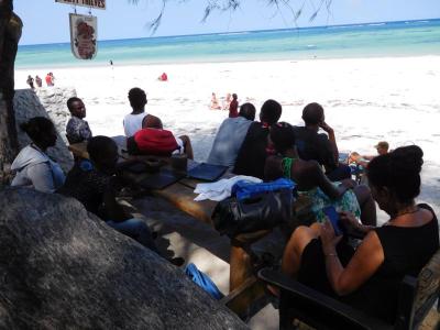 mit Mama Gudrun am Strand in Diani