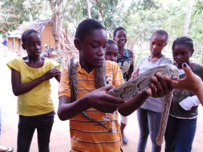 Shani mit einer Python