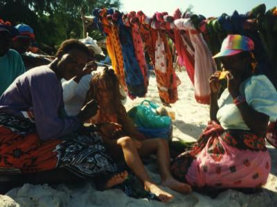 Am Strand lernten wir 1996 Edith kennen und hatten unseren ersten Kontakt mit Kenianern. Hier Denise beim Haare flechten....