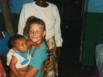 Denise mit einem der vielen Kinder der alleinerziehenden Mutter Edith....