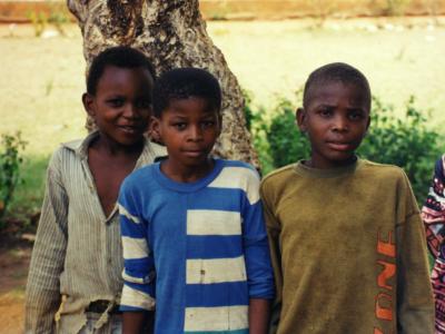 1997: Kinder im Ort Msambweni ......